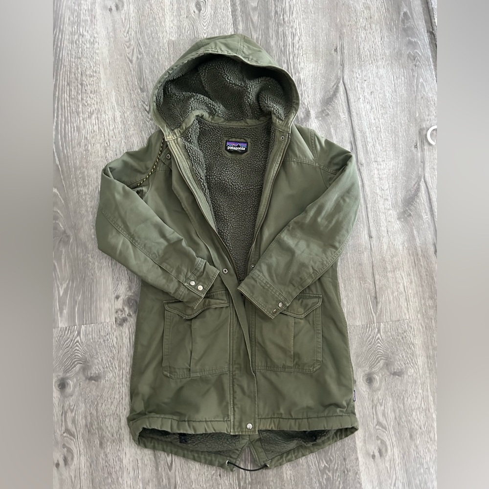 Women’s size medium army green Patagonia winter jacket